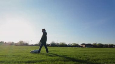 Parkta köpeğiyle yürüyen bir kadın. Geniş Ağır çekim. Yüksek kalite 4k görüntü