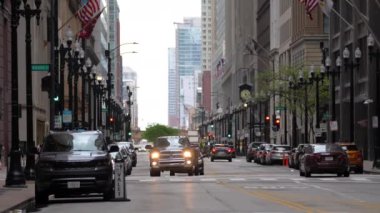 Chicago şehir merkezinin elementleri. Binaları ve araba kullanan bir şehir manzarası. Şikago İl. 20 Mayıs 2024. Yüksek kalite 4k görüntü