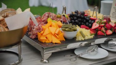 Çeşitli lezzetlerde et tabağı, Fransız ya da İtalyan aperatifleri dilimlenmiş jambon. Geniş açı. Yüksek kalite 4k görüntü