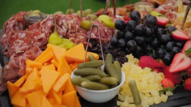 Çeşitli lezzetlerde et tabağı, Fransız ya da İtalyan aperatifleri dilimlenmiş jambon. Yüksek kalite 4k görüntü