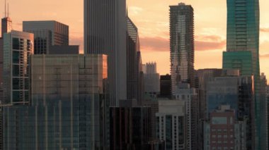 Chicago şehir merkezindeki öğe, akşam üstü ufuk çizgisi. İnsansız hava aracı görüntüleri. Yüksek kalite 4k görüntü