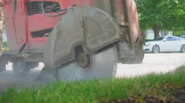 Kesme testeresini tamir için bir yol yüzeyini kesmek için asfalt üzerinde yakın çekim. Yavaş çekim. Yüksek kalite 4k görüntü