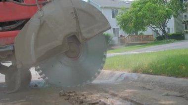 Kesme testeresini tamir için bir yol yüzeyini kesmek için asfalt üzerinde yakın çekim. Yavaş çekim görüntüsü. Yüksek kalite 4k görüntü