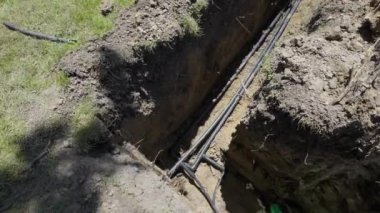 Siperlere yerleştirilmiş plastik borular. Yukarıdan aşağıya doğru. Yüksek kalite 4k görüntü