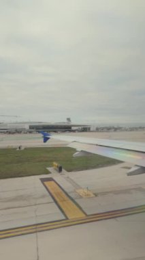 Chicago Havaalanı 'ndaki uçak pistinin dikey görüntüsü. Geniş görüş. Yüksek kalite 4k görüntü