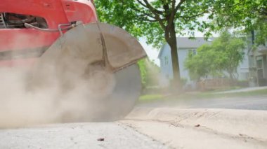 Kesme testeresinin pist üzerindeki yakın görüntüsü tamir için bir yol yüzeyini keser. Yavaş çekim. Yüksek kalite 4k görüntü