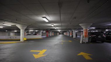 Gece vakti boş bir otopark. Geniş çekim. Yüksek kalite 4k görüntü