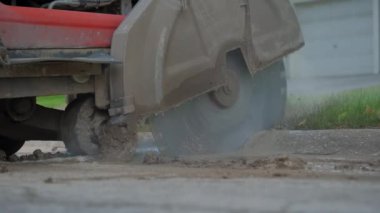 Kesme testeresini tamir için bir yol yüzeyini kesmek için asfalt üzerinde yakın çekim. Yavaş çekim. Yüksek kalite 4k görüntü