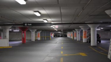 Gece vakti boş bir otopark. Geniş açı. Yüksek kalite 4k görüntü