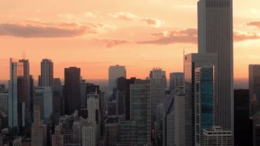 Chicago şehir merkezindeki gökyüzü akşam saatinde altın sarısı. İHA atışı. Yüksek kalite 4k görüntü