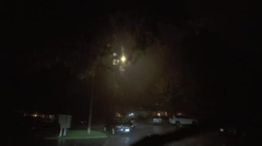 Şiddetli bir fırtına sırasında gece vakti arabanın camına çarpan yıldırım aracının ön görüntüsü. Yüksek kalite 4k görüntü