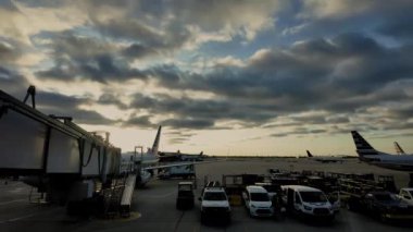 Chicago, ABD - 9 Haziran 2024: Uluslararası OHare Havaalanı Kapısı 'ndaki Uçak Zamanı. Yüksek kalite 4k görüntü