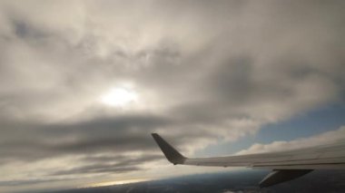 Geniş görüntüler uçak lombozunu gökyüzüne ve beyaz bulutlara fırlatıyor. - Evet. Yüksek kalite 4k görüntü