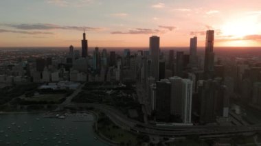 Chicago şehir merkezindeki öğe, akşam üstü ufuk çizgisi. Hava aracının geniş görüş açısı. Yüksek kalite 4k görüntü