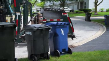 Çöp kamyonu çöp tenekesini boşaltıyor. Kapatın. Orta atış. ABD. Naperville IL 20.07.2024. Yüksek kalite 4k görüntü