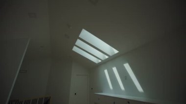 Modern bir dairede tavan penceresi, ev içi. Geniş görüş. Yüksek kalite 4k görüntü