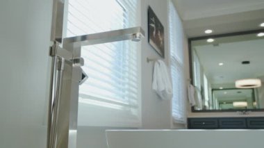 Modern Tuvalet Element 'i evde, gayrimenkullerin iç çekimleri. Kamerayı çek. Yüksek kalite 4k görüntü