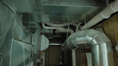Monted HVAC sistem klimasının geri dönüşü ve bodrumdaki ısıtma sisteminin geniş görünümü. - Evet. Yüksek kalite 4k görüntü