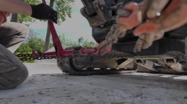 Kargo sevkiyatı. Erkek işçiler kamyonu yükler. Manzarayı kapat. Yüksek kalite 4k görüntü