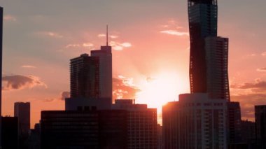 Chicago şehir merkezindeki elementler akşam saatlerinde gökyüzünde altın renginde beliriyor. Hava aracı görüntüleri. Yüksek kalite 4k görüntü