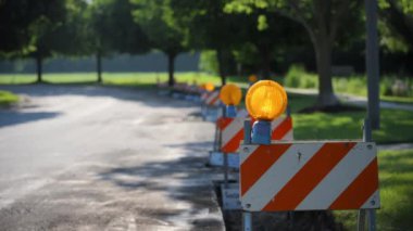 Road Works sırasında portakal rengi yanıp sönen fenerlerin yakın çekimi. Yüksek kalite 4k görüntü