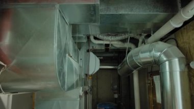 Monted HVAC sistem klimasının geniş açılı görüntüsü ve bodrum kattaki ısıtma sistemi. - Evet. Yüksek kalite 4k görüntü