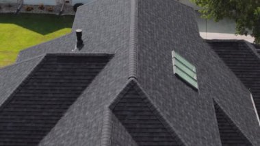 Yeni çatının havadan geniş görünümü özel bir eve monte edilir. Yüksek kalite 4k görüntü