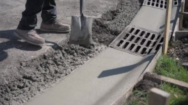 Yol inşaatında beton kaldırım. Yol, yol inşaatı sırasında beton kaldırımların kurulması. Kaldırımlar. Yüksek kalite 4k görüntü