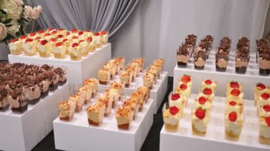 Şekerleme, büfede Sweets. Ziyafette nefis tatlılar, sünger kekler, kurabiyeli turtalar. Kamera görüntülerini oynat. Yüksek kalite 4k görüntü