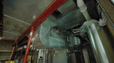 Monted HVAC sistem klimasının geniş açılı görüntüsü ve bodrumdaki ısıtma sistemi. Kamerayı çek. Yüksek kalite 4k görüntü
