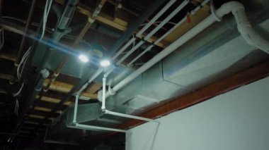 Monted HVAC havalandırma sisteminin geniş açılı görüntüsü ve bodrum katındaki özel evde ısıtma sistemi. Kamerayı çek. Yüksek kalite 4k görüntü