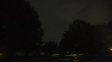 Gece vakti Lightning Strike Out Car Window 'un içerideki arabasından geniş çaplı görüntüler. Bir sürü yıldırım. - Evet. Yüksek kalite 4k görüntü