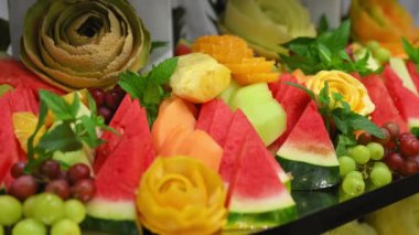 Etkinlikte Renkli Meyveler Masa Şekeri 'nde. Kamerayı çek. Yakın çekim görüntüsü. Yüksek kalite 4k görüntü