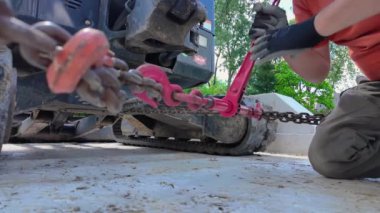 Kargo lojistiği. Erkek işçiler kamyonu yükler. Görüntüyü kapat. Yüksek kalite 4k görüntü