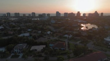 Turuncu gün batımı ve Florida 'daki Napoli sahillerindeki yüksek binaların siluetleri. Hava görüntüsü. Yüksek kalite 4k görüntü