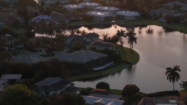 Florida 'daki Napoli kıyılarındaki kıyı binalarının turuncu sinema günbatımı. Yüksek kalite 4k görüntü