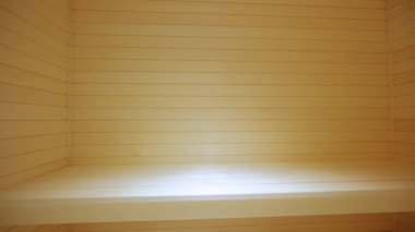 Geleneksel aksesuarlarla birlikte sauna içi elementleri. Bodruma ahşap sauna monte edilmiş. Kamerayı çek. Yüksek kalite 4k görüntü