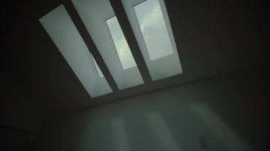 Modern bir dairede tavan penceresi, iç mekan elementleri. Geniş açı. Yüksek kalite 4k görüntü