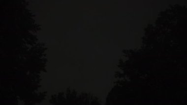 Gece vakti Lightning Strike Out Car Window 'un içeriden çekilen görüntüsü. Bir sürü yıldırım. - Evet. Yüksek kalite 4k görüntü