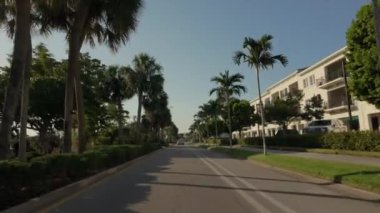 Güneşli bir günde Napoli Florida 'da araba sürüyor. - Evet. Yüksek kalite 4k görüntü