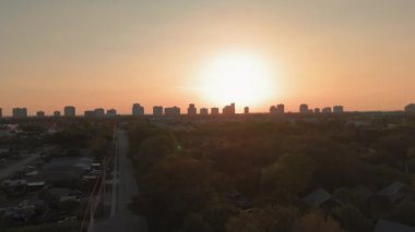 Turuncu gün batımının geniş bir görüntüsü ve Florida 'daki Napoli kıyılarındaki yüksek binaların siluetleri. yakınlaştır. Yüksek kalite 4k görüntü