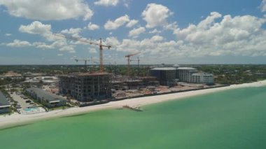 Napoli 'deki kıyı binalarının geniş hava görüntüleri. Florida 'daki mahalleler. İnşaat alanı. Gayrimenkul işi. Yüksek kalite 4k görüntü