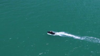 Mavi denize giden bir su aracının hava yakınlaştırma görüntüleri. Yüksek hızda hareket ediyor. - Evet. Yüksek kalite 4k görüntü