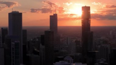 Chicago şehir merkezindeki gökyüzü elementi akşam vakti sinemada altın rengi günbatımı. İnsansız hava aracı geniş çekim görüntüsü. Yüksek kalite 4k görüntü