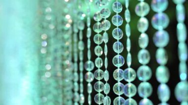 Düğün partisinde kristal perdenin yakın plan çekimi. Kamerayı çek. Yüksek kalite 4k görüntü