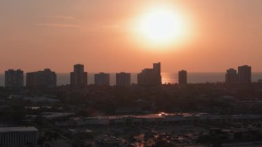 Orange sinemasının gün batımının insansız hava aracı görüntüleri ve Florida 'daki Napoli sahillerindeki yüksek binaların siluetleri. yakınlaştır. Yüksek kalite 4k görüntü
