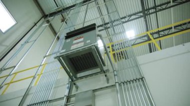 Modern binanın içindeki metal borular ve kablolarla elektrik ve hava sistemleri iletişimi. Yüksek kalite 4k görüntü