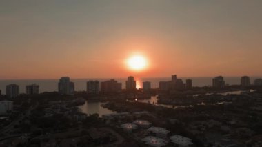 Florida, Napoli kıyısındaki yüksek binaların siluetlerini ve Orange sinemasının geniş insansız hava aracı görüntüleri. yakınlaştır. Yüksek kalite 4k görüntü