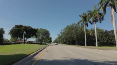 Güneşli bir günde Florida caddesinde araba sürüşünün görüntüsü. - Evet. Yüksek kalite 4k görüntü