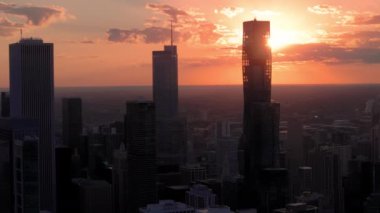 Chicago şehir merkezindeki gökyüzü elementi akşam vakti sinemada altın rengi günbatımı. İHA 'nın geniş görüntüsü. Yüksek kalite 4k görüntü